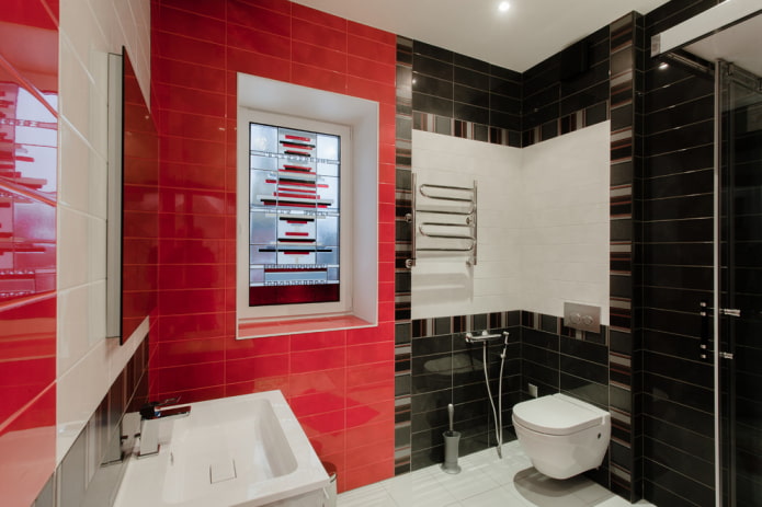 kylpyhuone mustissa ja punaisissa sävyissä