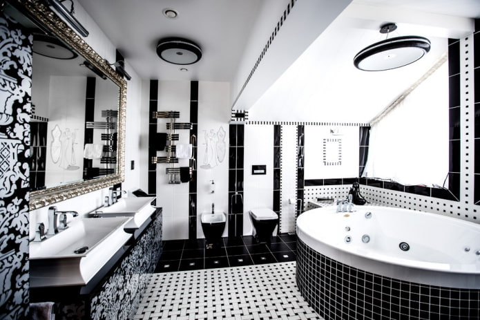 badeværelse på loftet i sort og hvid