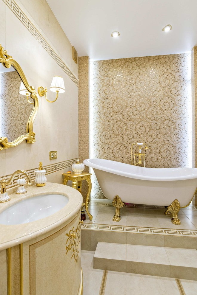 łazienka ze złotym wystrojem