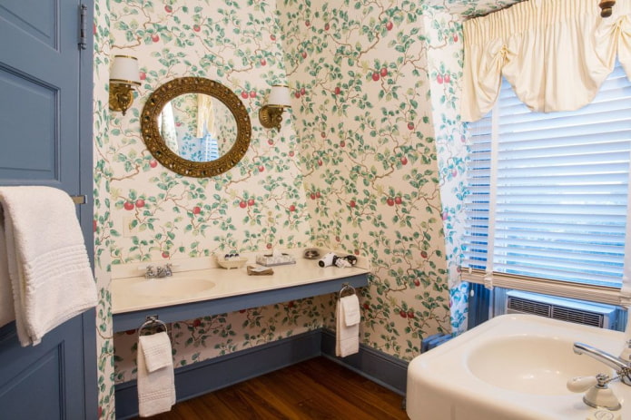 Vonios kambarys su žaliuzėmis ir apvaliu veidrodžiu
