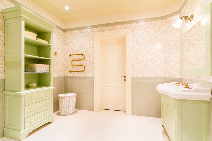 Open kast en kast in een Provençaalse badkamer