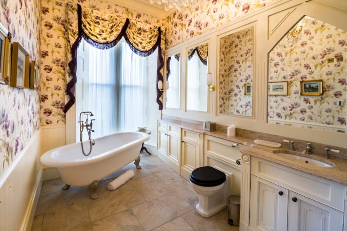 Kylpyhuone, jossa korkea ikkuna Provence-tyyliin