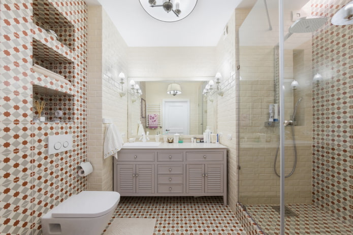 Bilik mandi dengan pancuran mandian dalam gaya Provence
