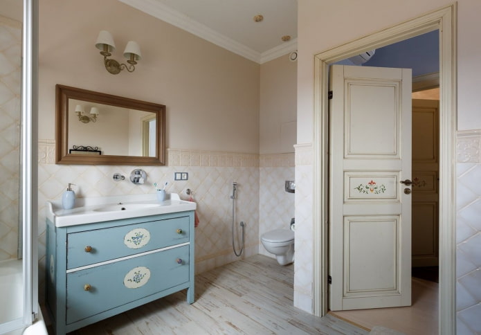 Plaša Provansas stila vannas istaba