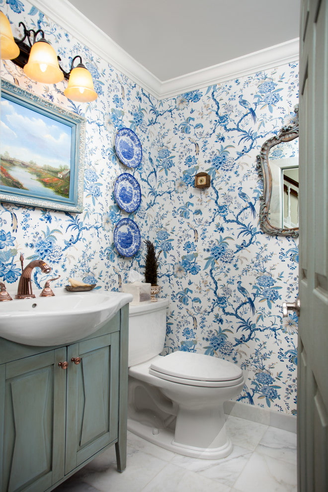 Kertas dinding di tandas dengan gaya Provence