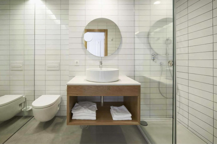 Witte badkamer met douche en hangend meubel