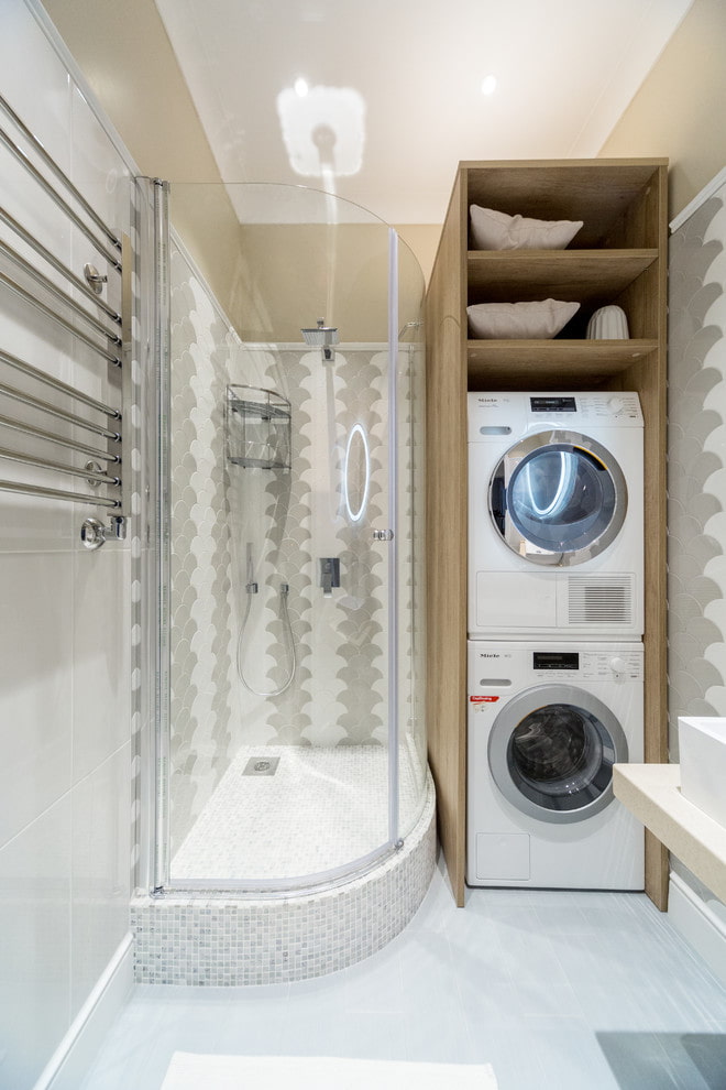 Dušas telpa ar skapi veļas mašīnai