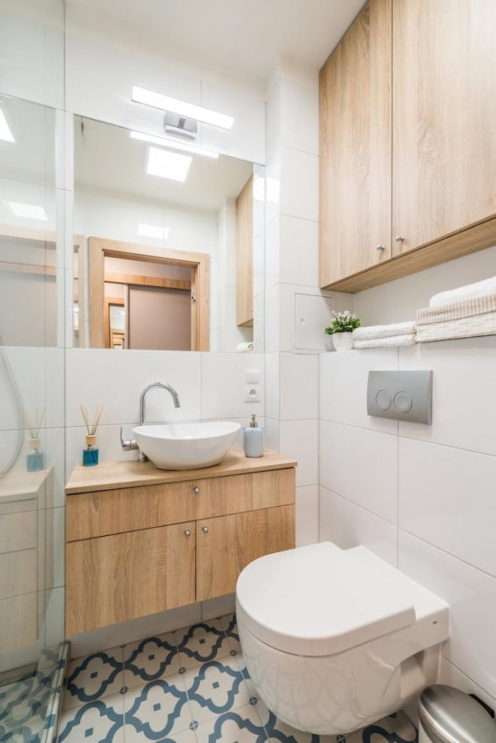 ontwerp van een badkamer in het interieur van een appartement van 40 vierkanten