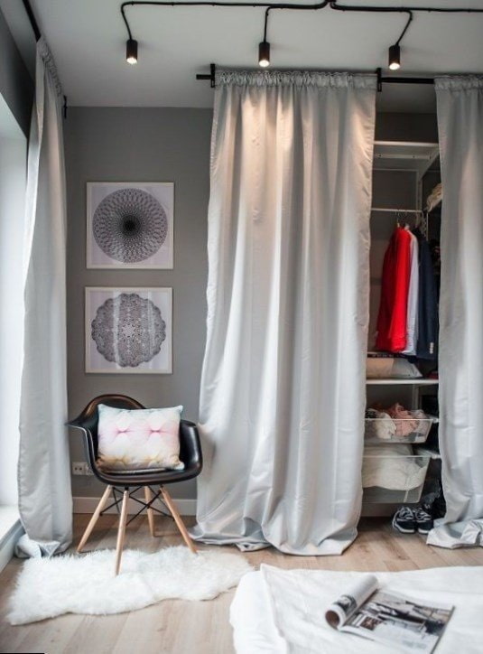 40 karelik bir dairenin iç kısmında giyinme odası tasarımı