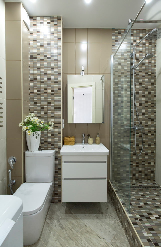 design af et badeværelse i det indre af en lejlighed på 45 kvadrater