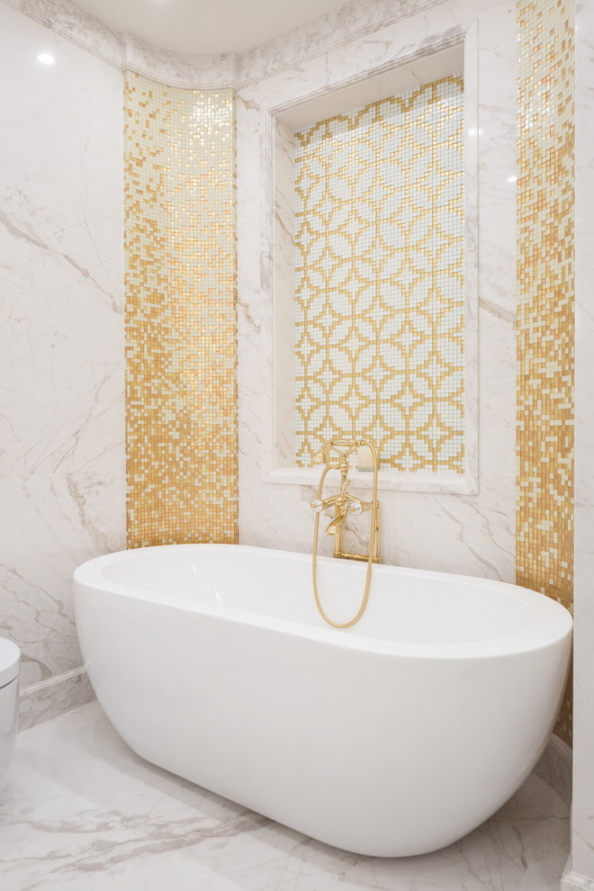 vonios kambario interjeras baltos ir auksinės spalvos