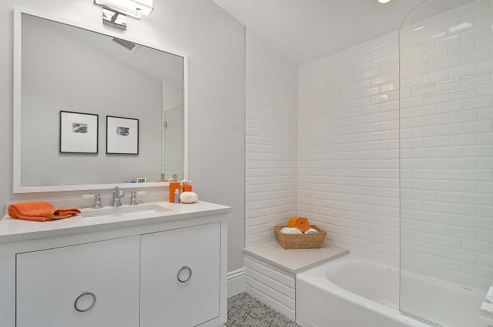hoàn thiện nội thất phòng tắm với tông màu trắng