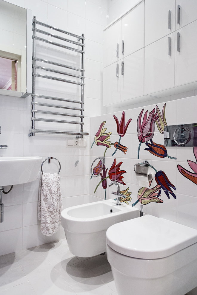 тоалетен интериорен дизайн в бели цветове