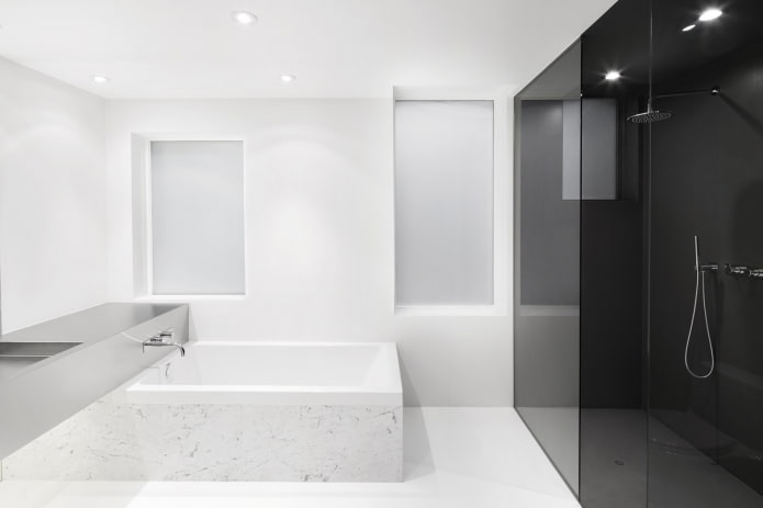 minimalistinio stiliaus baltų tonų vonios kambarys
