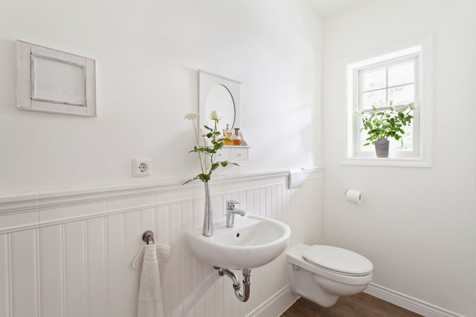 design interiéru toalety v bílých barvách