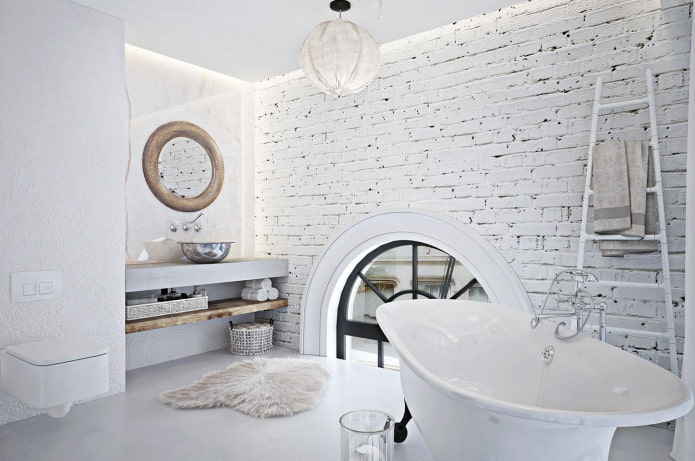 baltos mansardos stiliaus vonios kambarys
