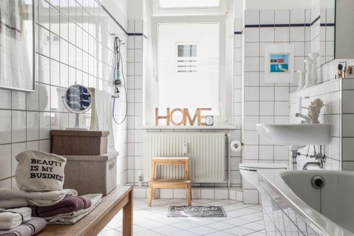 kylpyhuone valkoisilla sävyillä skandinaaviseen tyyliin