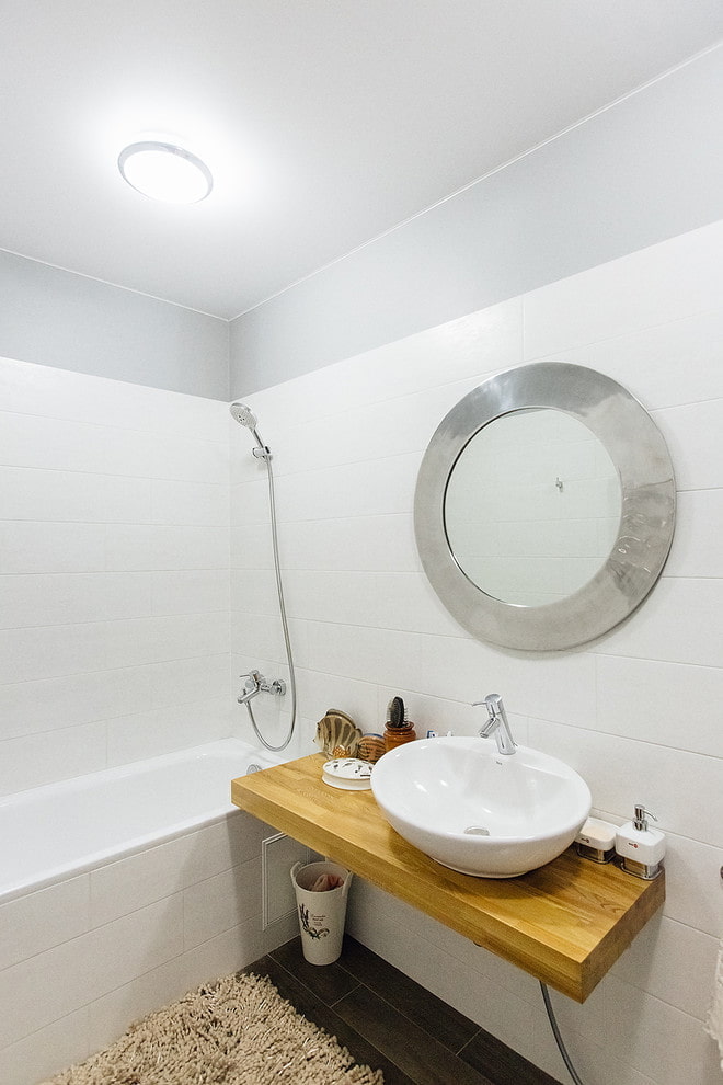 mēbeles vannas istabas interjerā baltos toņos