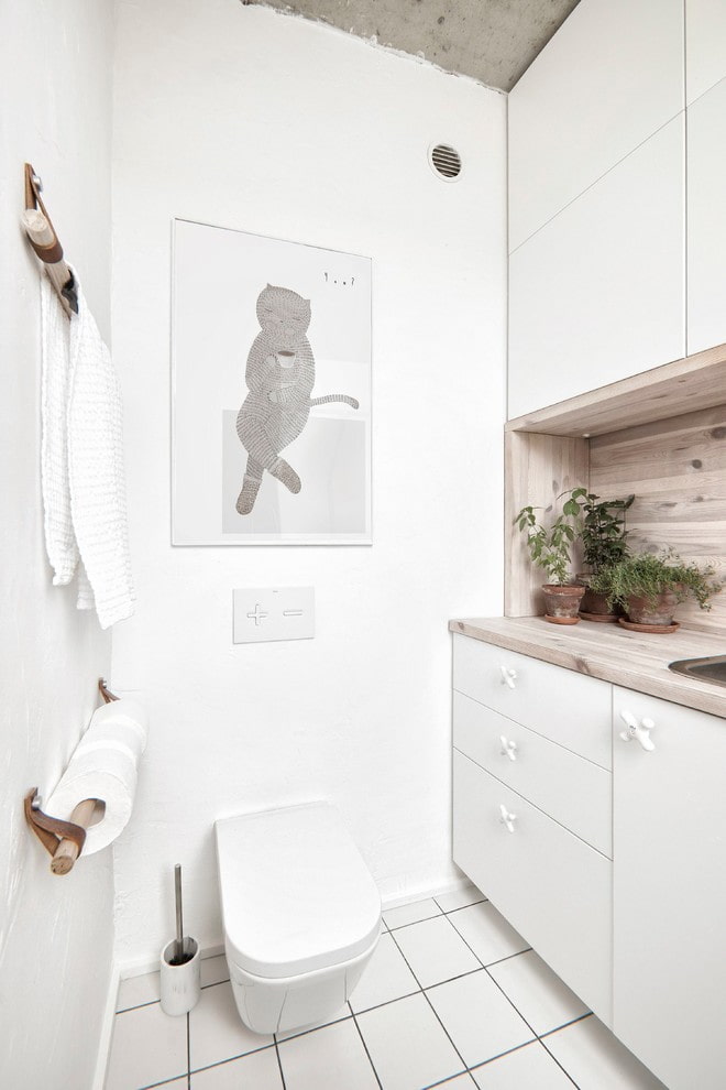 design interior toaletă în culori albe
