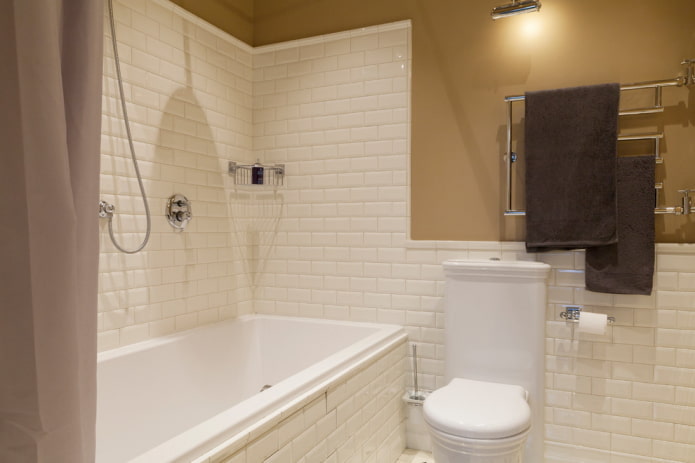 badeværelse interiør i hvide og brune toner
