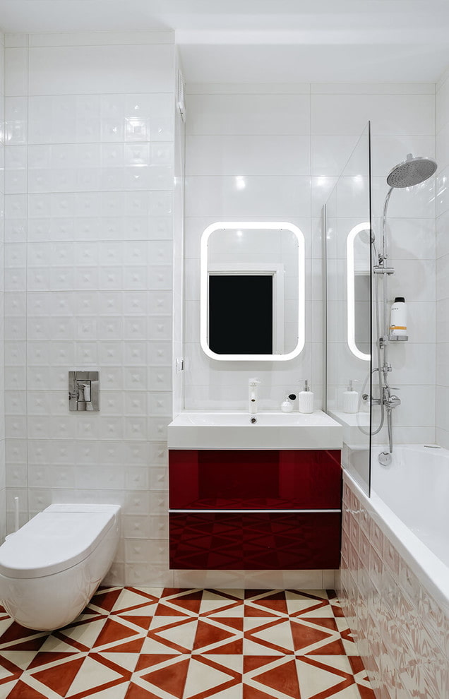 bahagian dalam bilik mandi dengan warna merah dan putih
