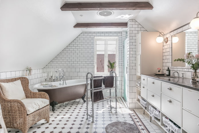 kylpyhuone valkoisilla väreillä Provence-tyyliin