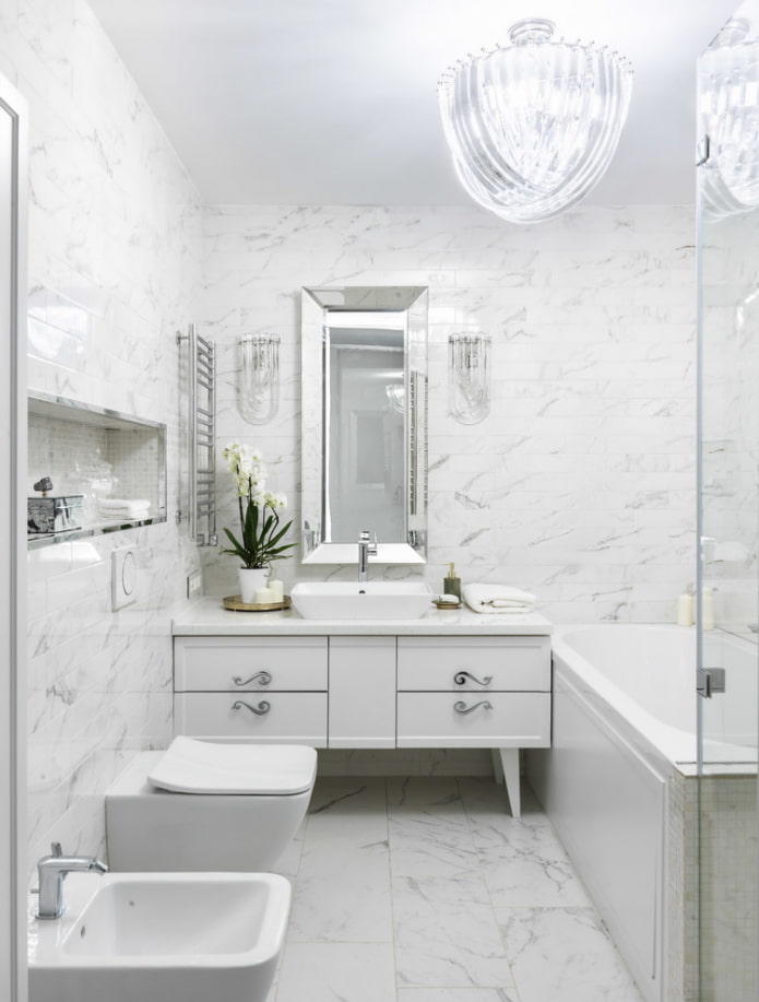 valkoinen kylpyhuone klassiseen tyyliin