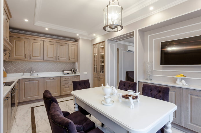 Klasikinio stiliaus vieno kambario virtuvė