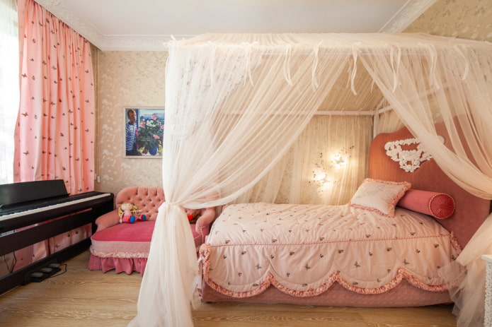 genç bir kız için yatak odasının iç kısmındaki tekstiller