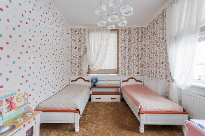 soveværelse layout med to vinduer til to piger