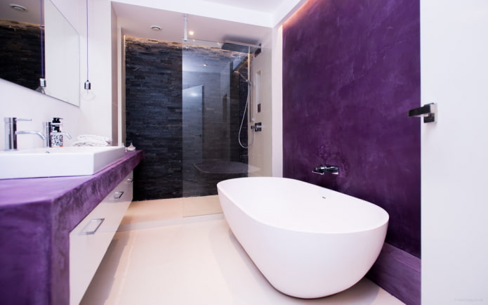 valkoinen ja violetti kylpyhuone