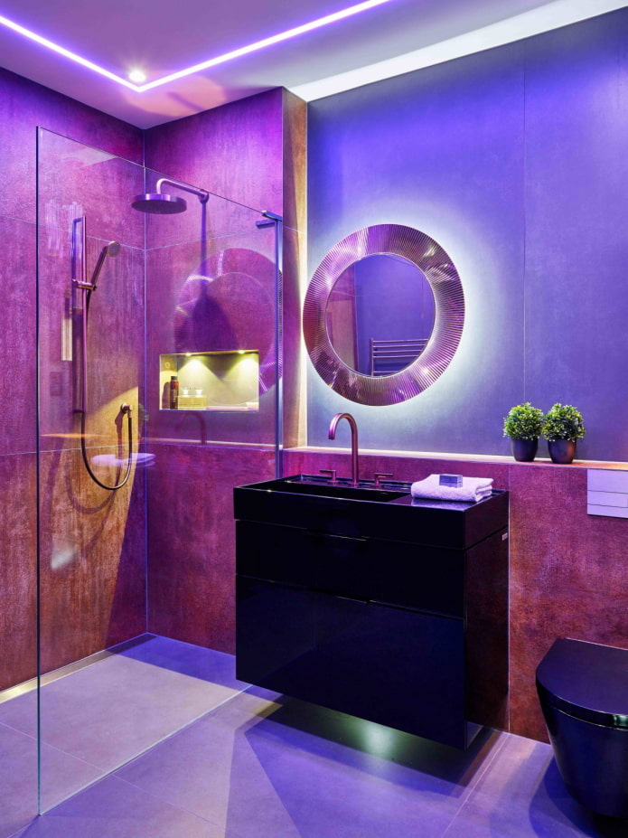 Juodos ir violetinės spalvos apšviestas vonios kambarys