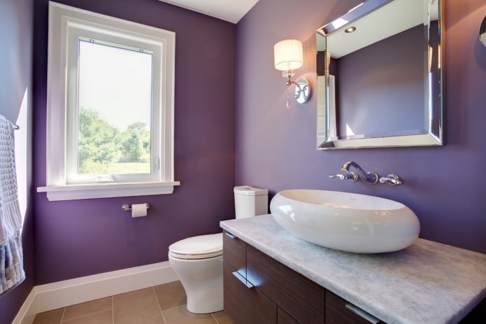 bilik mandi dalam warna lavender dengan sinki bujur