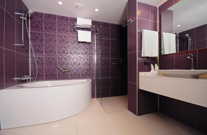 tamsiai violetinis vonios kambarys