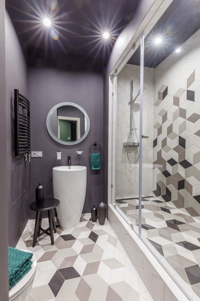 pilkai violetinis vonios kambarys