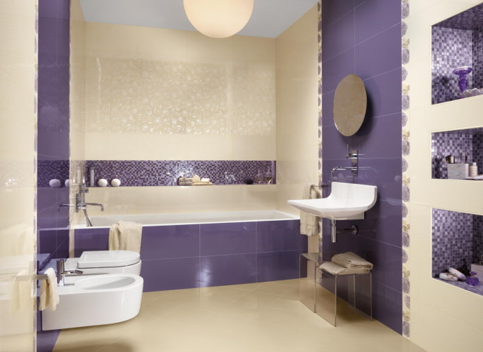 violeta un bēša vannas istaba