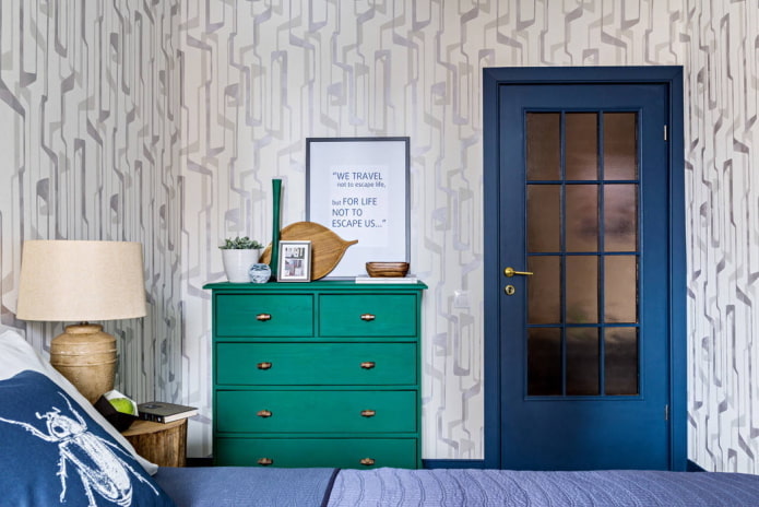 Groene ladekast en blauwe deur