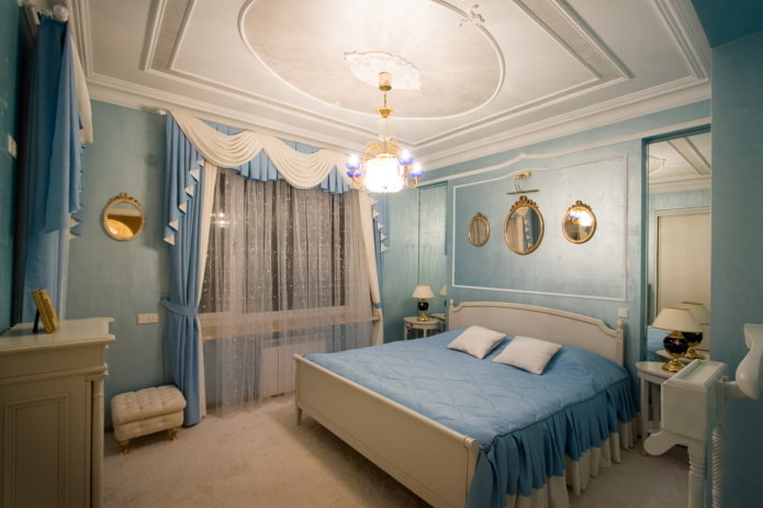 Класическа спалня със златна светлина