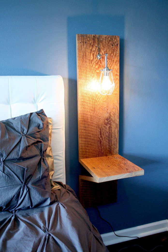 מנורת עץ ליד המיטה