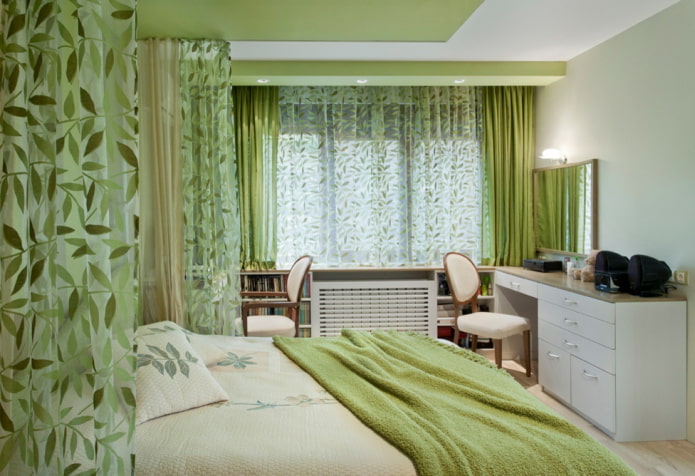 gardiner i det indre af soveværelset i grønne toner