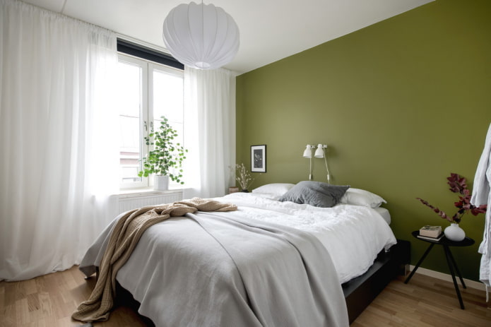 gordijnen in het interieur van de slaapkamer in groene tinten
