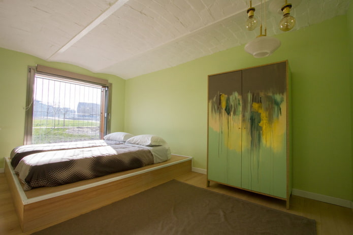møbler i det indre af soveværelset i grønne toner