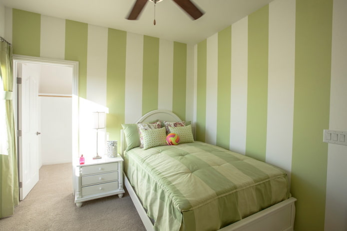 mēbeles guļamistabas interjerā zaļos toņos