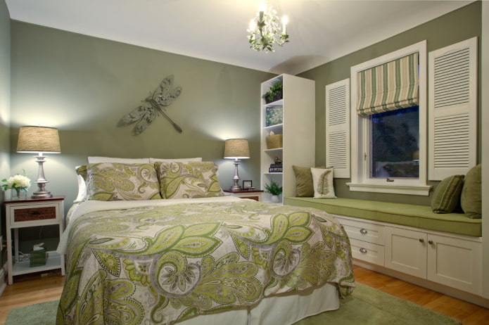 mēbeles guļamistabas interjerā zaļos toņos