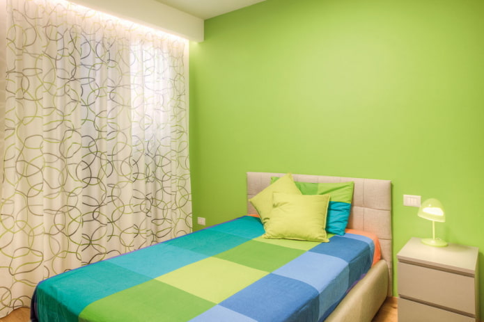 gordijnen in het interieur van de slaapkamer in groene tinten