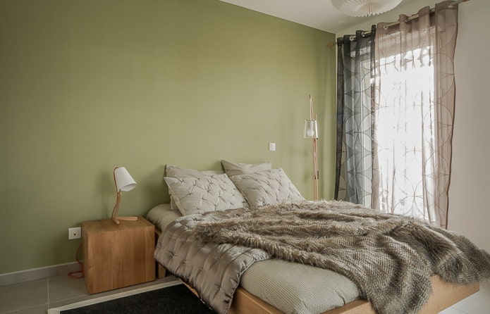 ستائر في داخل غرفة النوم بألوان خضراء