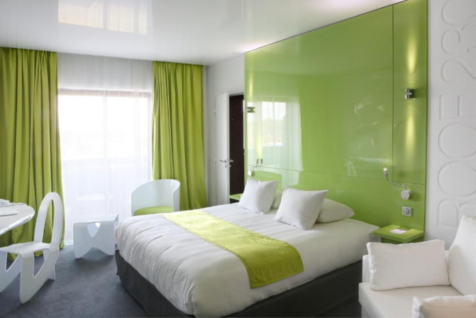 yeşil tonlarda yatak odasının iç kısmındaki renk kombinasyonu