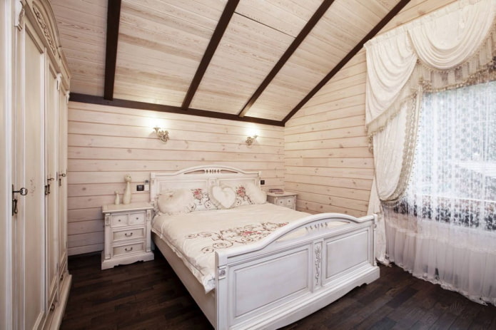 Interno della camera da letto mansardata in stile provenzale