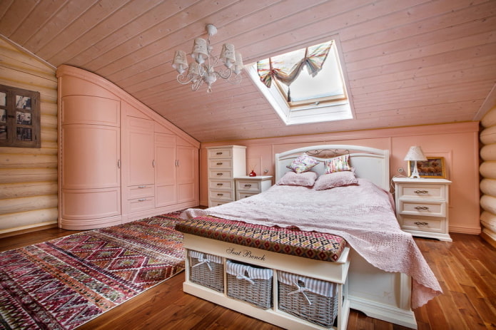 Provanso stiliaus mansardos miegamojo interjeras