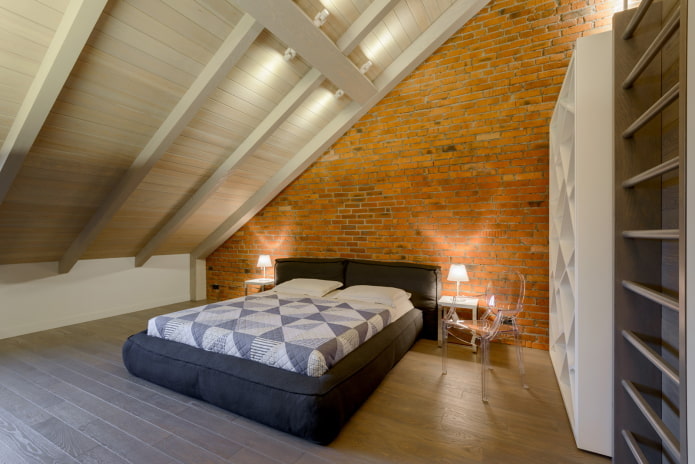 interno della camera da letto mansardata in stile loft